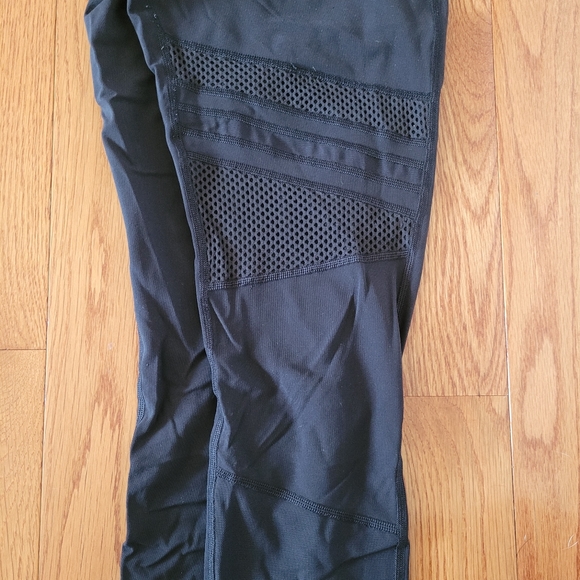 Lululemon Mix and Mesh Tights - Picture 4 of 6